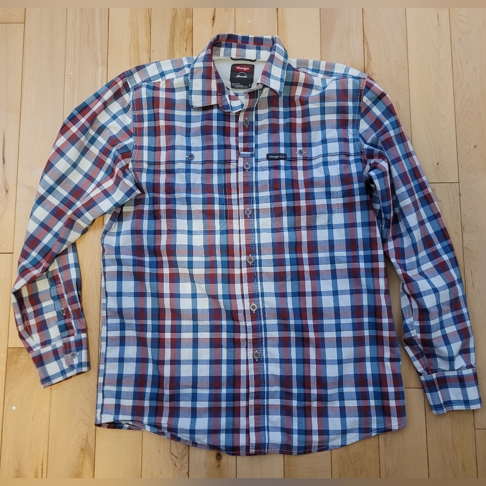 Wrangler men's size medium regular fit button up shirt
